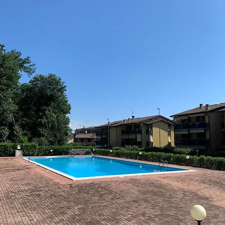 Apartment Garda Tulipano Tranquillo Bilocale Con Piscina E Terrazza Desenzano del Garda
